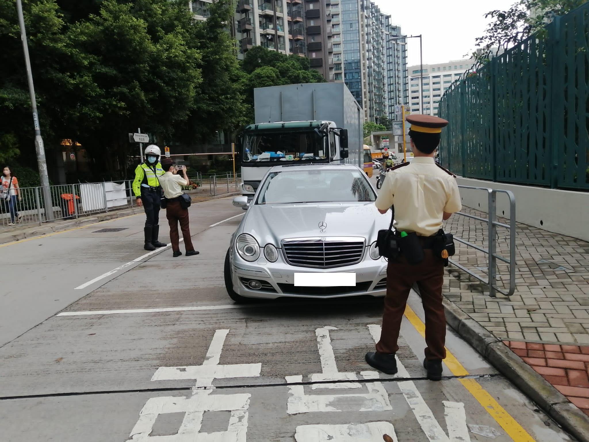 警方在西九龍打擊交通罪行,共發出了超過5,900張定額罰款通知書,及拖走33輛造成嚴重阻塞的車輛。(警方圖片)