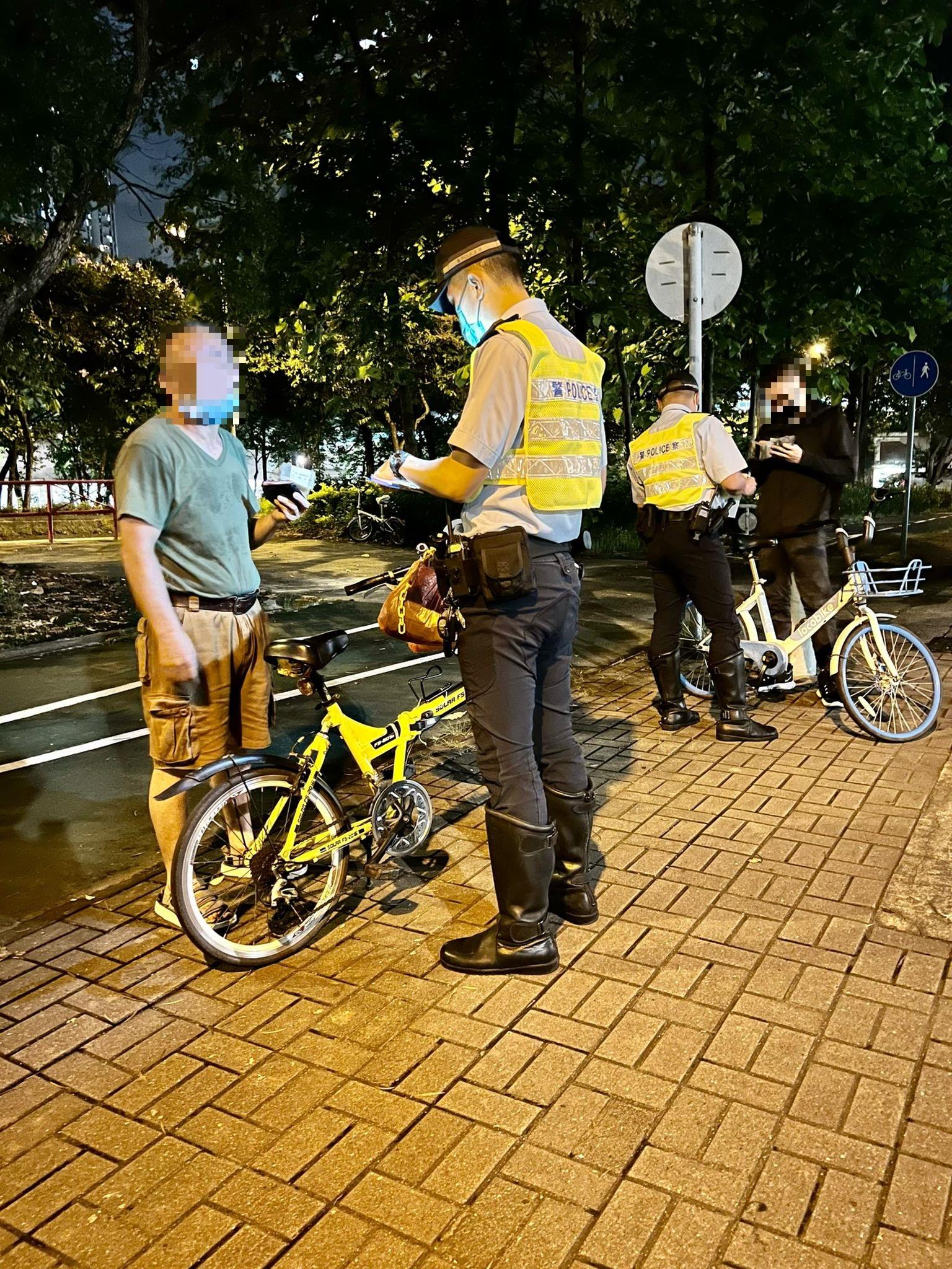 警新界北總區交通部一連兩日在總區内進行打擊單車違例行動。(警方圖片)
