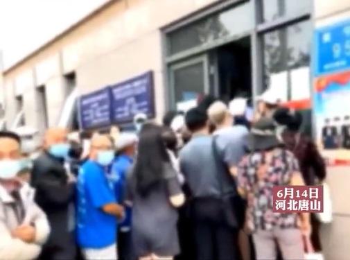 唐山市公安局門口,大批民眾大排長龍反映問題。