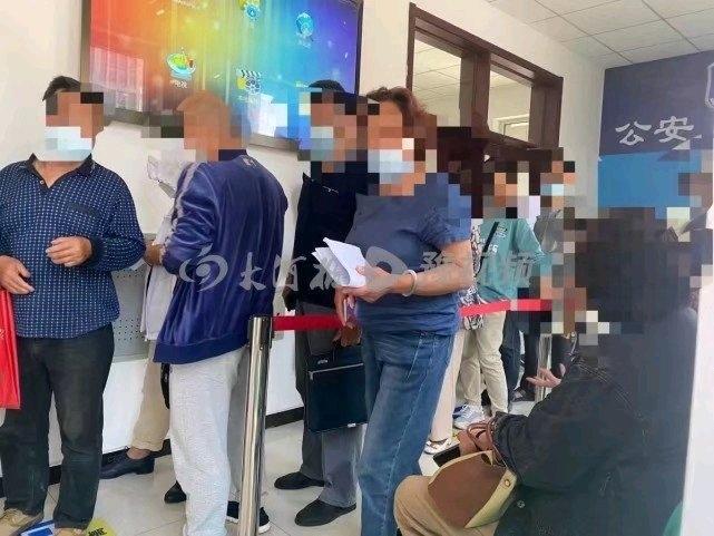 唐山市公安局信訪接待大廳充斥報舉的民眾。(網上圖片)