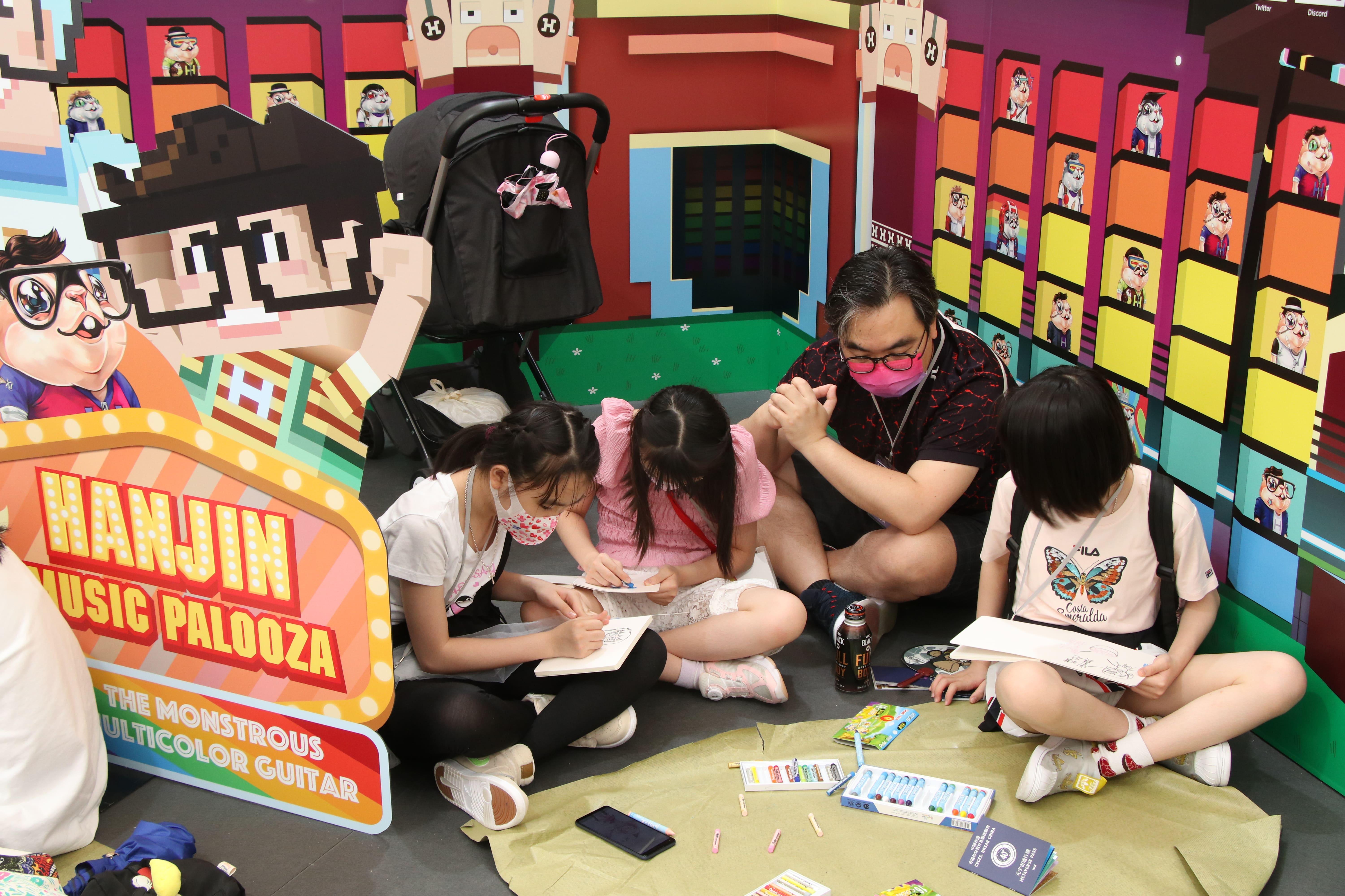 親子們正在為創作NFT一同努力。