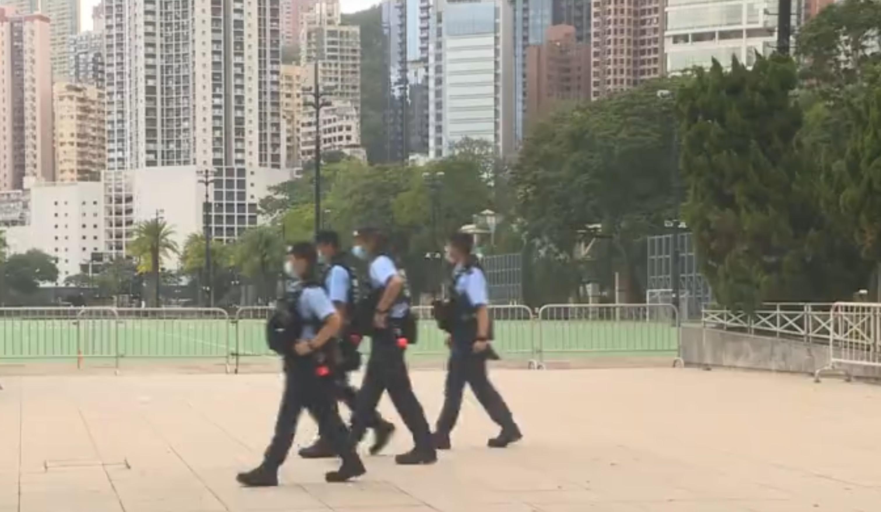 「六四事件」33周年,大批穿著防刺背心的警員在維園戒備。(新聞截圖)