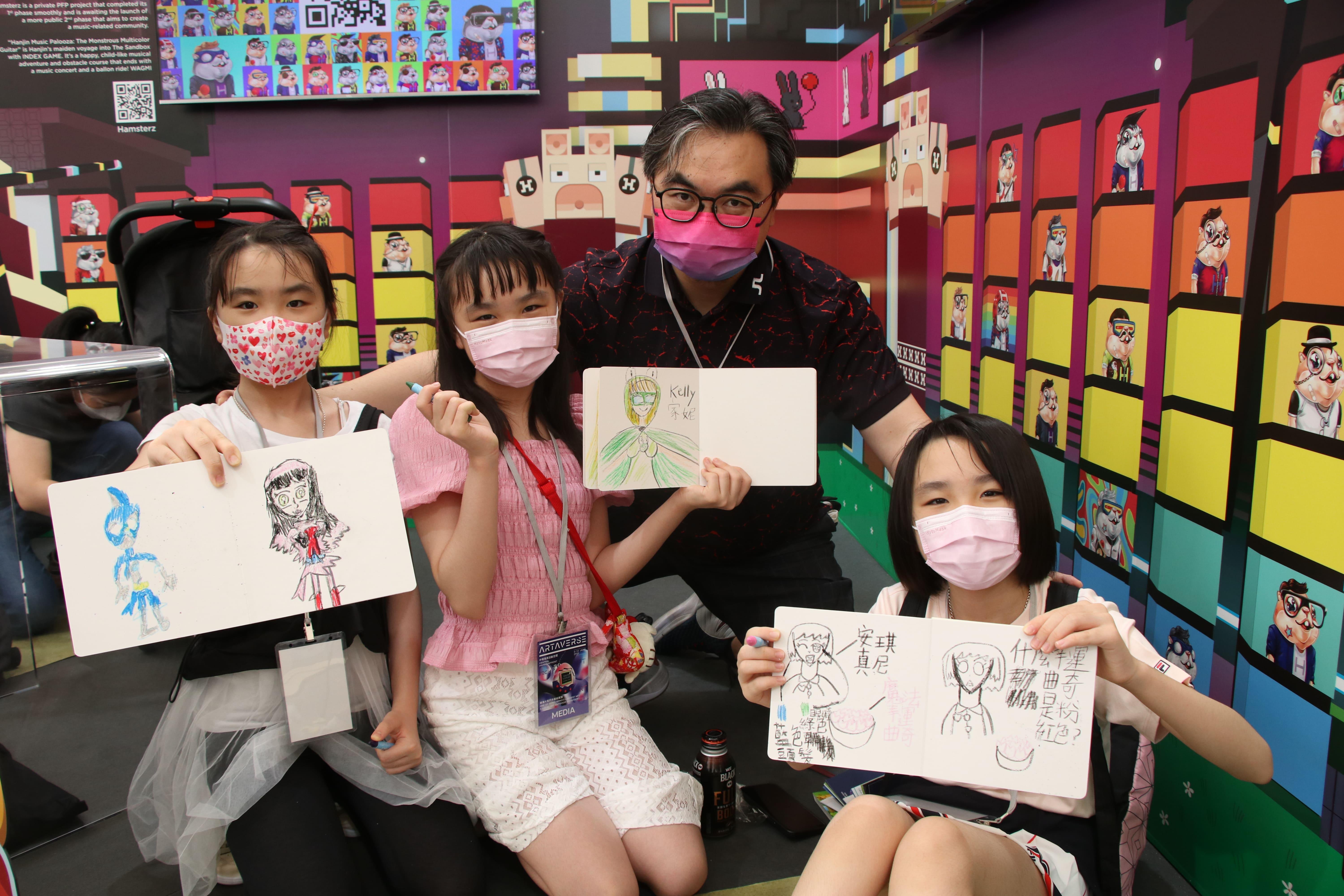 小朋友開心地分享自己創作的NFT圖案。