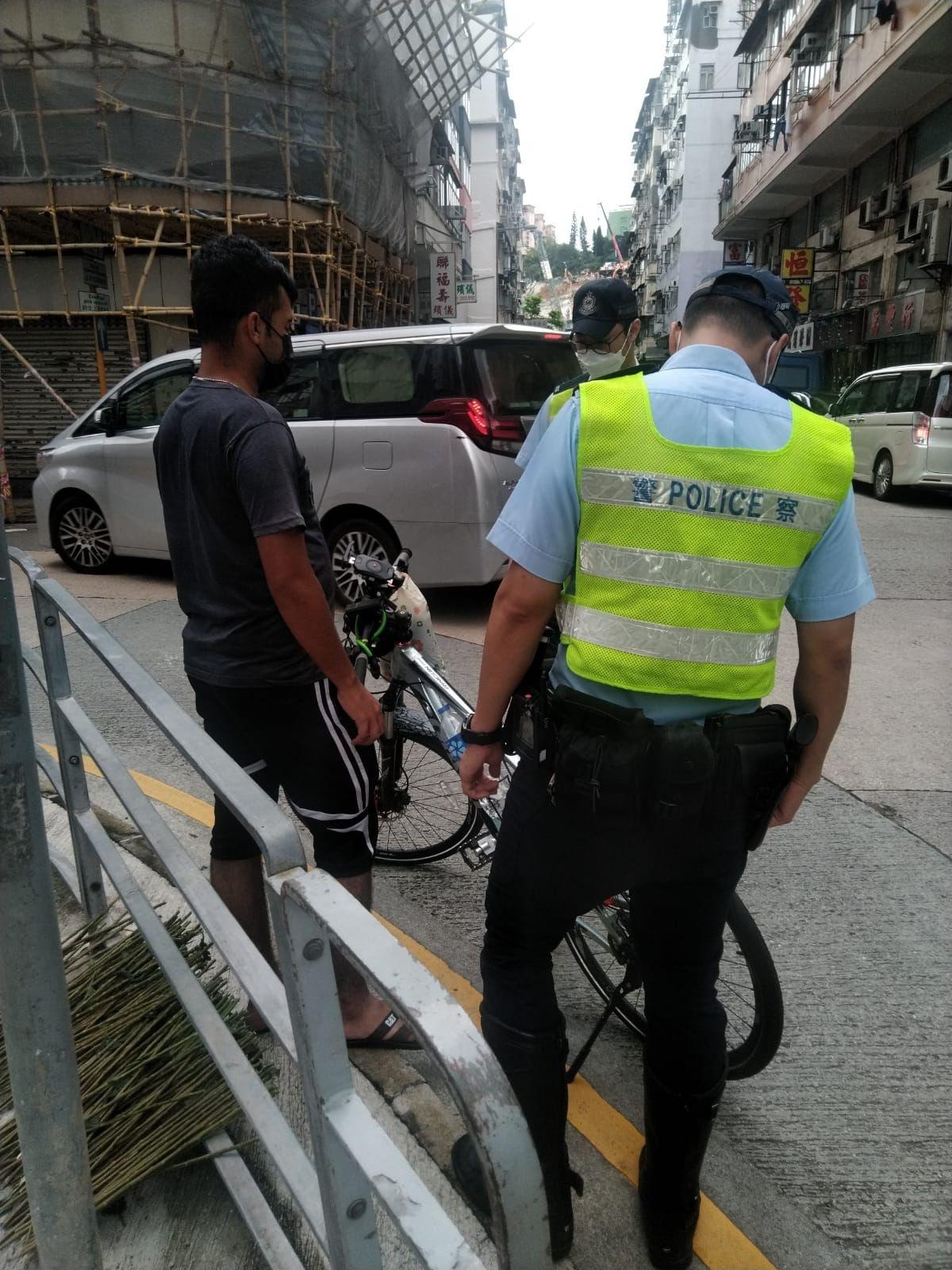 警方在西九龍打擊交通罪行,共發出了超過5,900張定額罰款通知書,及拖走33輛造成嚴重阻塞的車輛。(警方圖片)