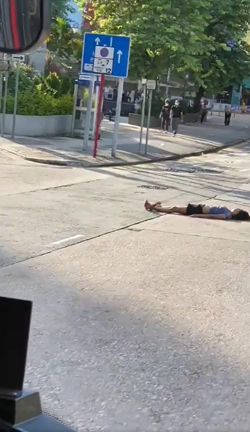 荔枝角道一名女子橫躺馬路中間,惹來網民熱議。(網片截圖)