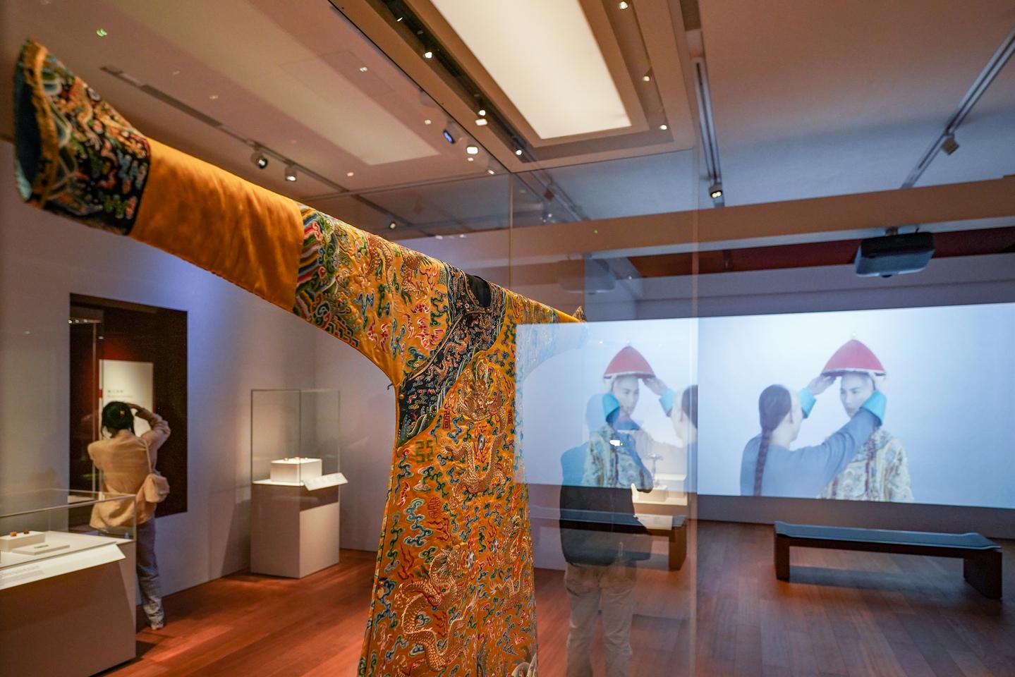 彩雲蝠壽字金龍紋男龍袍 (清乾隆1736-1795年)