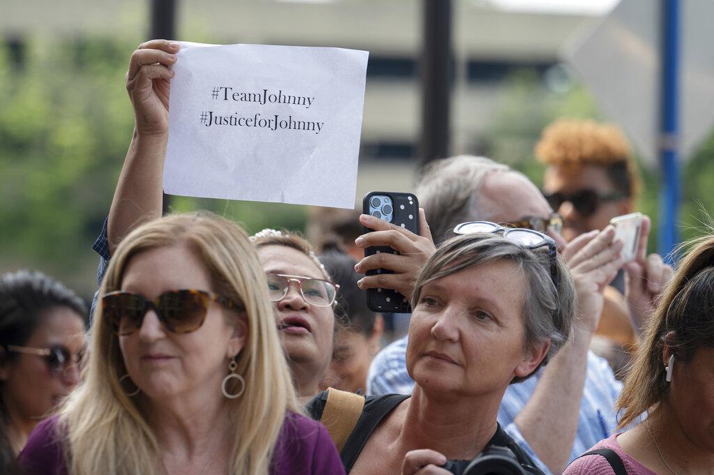 大批支持者在庭外聲援影星尊尼特普。(美聯社圖)