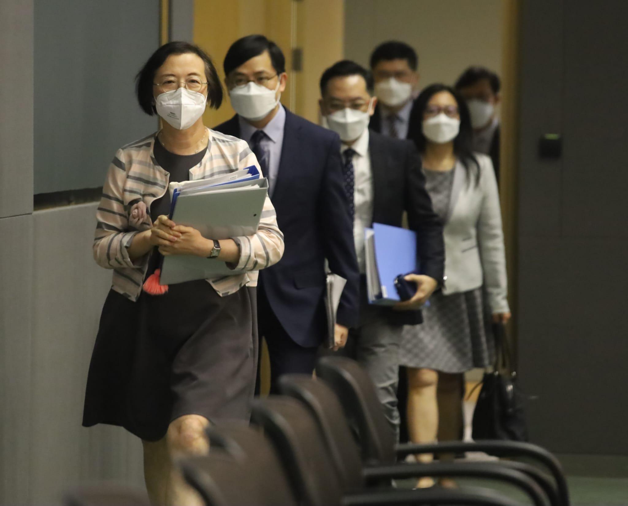 陳肇始預計本港新增個案會達4位數字,並宣布政府最新防疫措施。