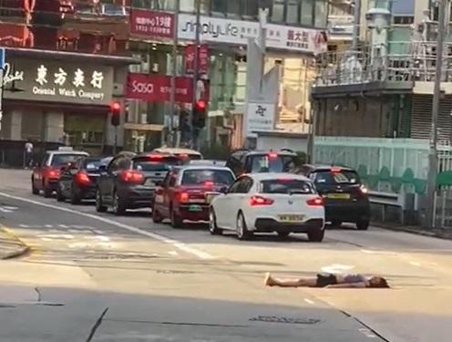 荔枝角道一名女子橫躺馬路中間,惹來網民熱議。(資料圖片)