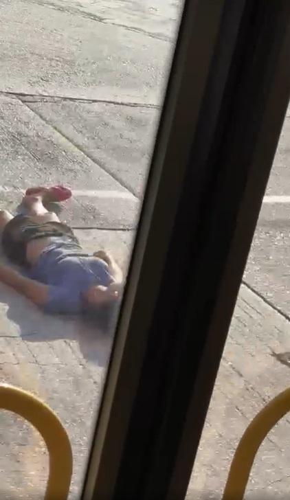 荔枝角道一名女子橫躺馬路中間,惹來網民熱議。(網片截圖)