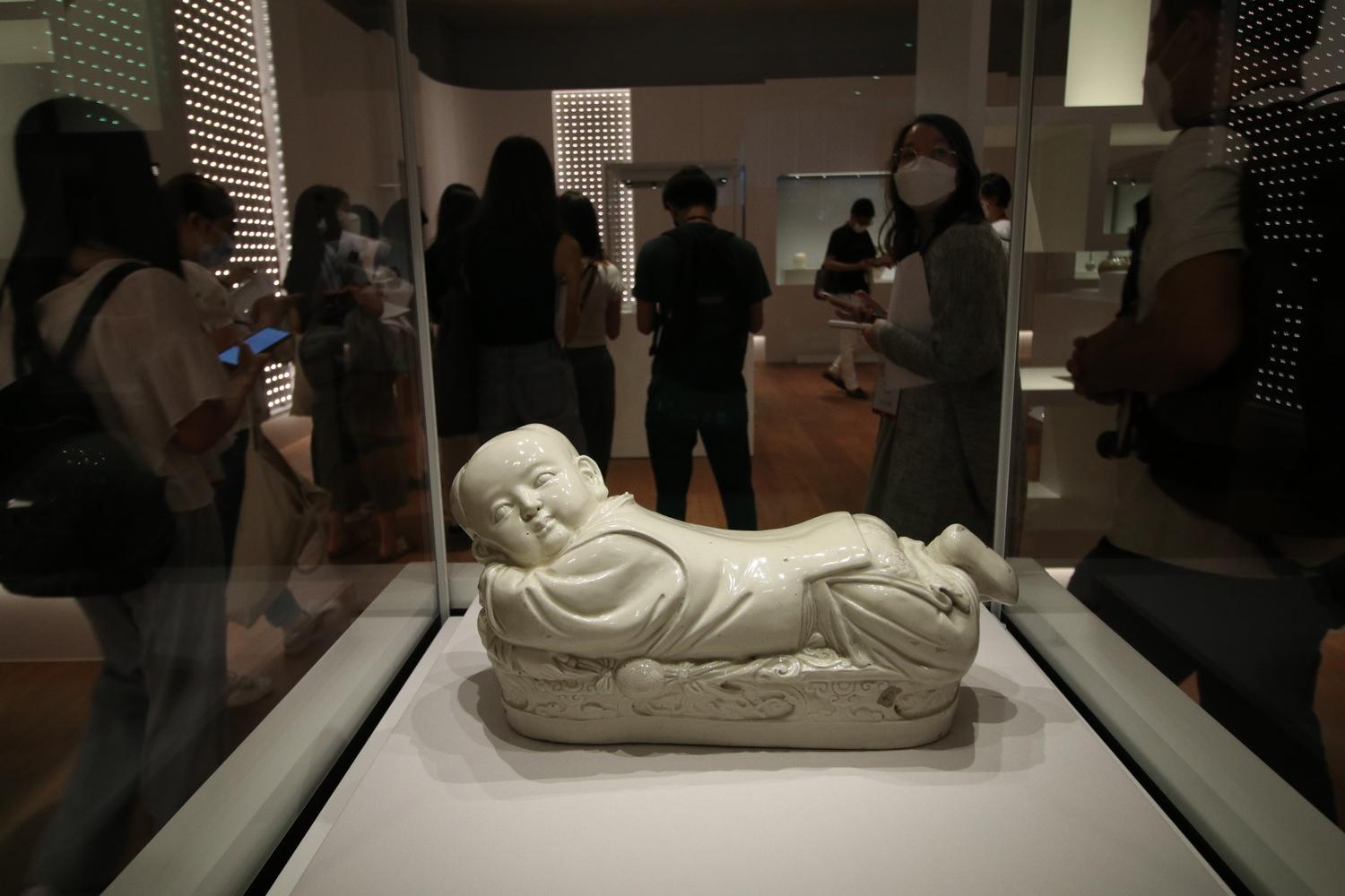 白釉孩兒枕 (北宋960-1127年)