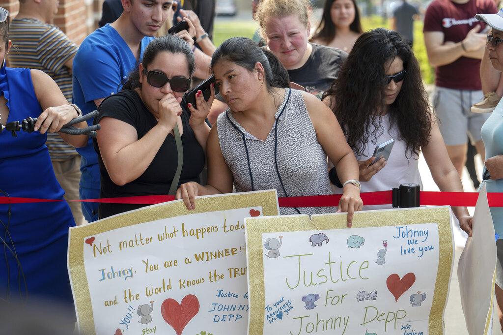 大批支持者在庭外聲援影星尊尼特普。(美聯社圖)