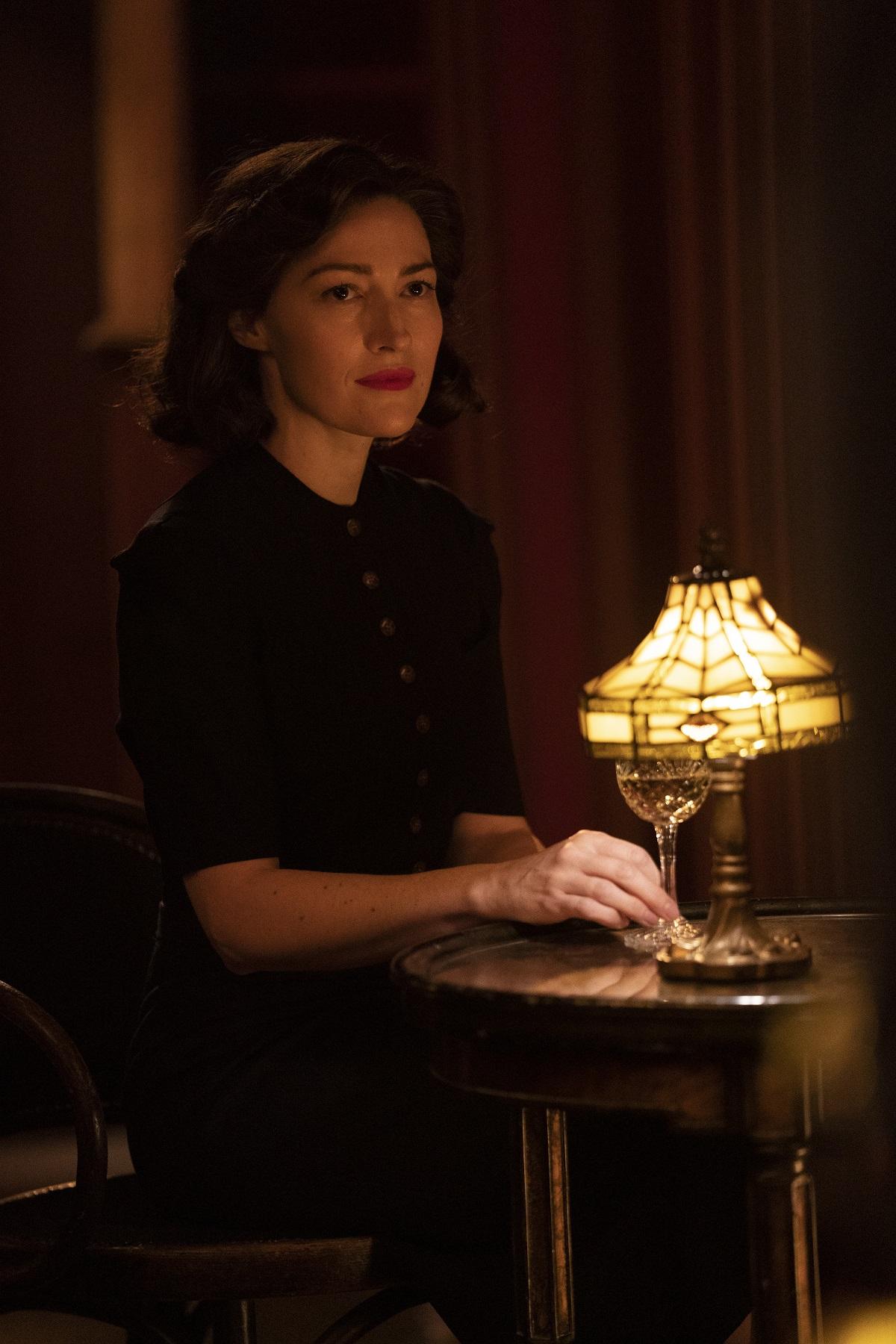 演寡婦的凱莉麥當勞周旋於哥連費夫與馬修麥費狄恩之間。