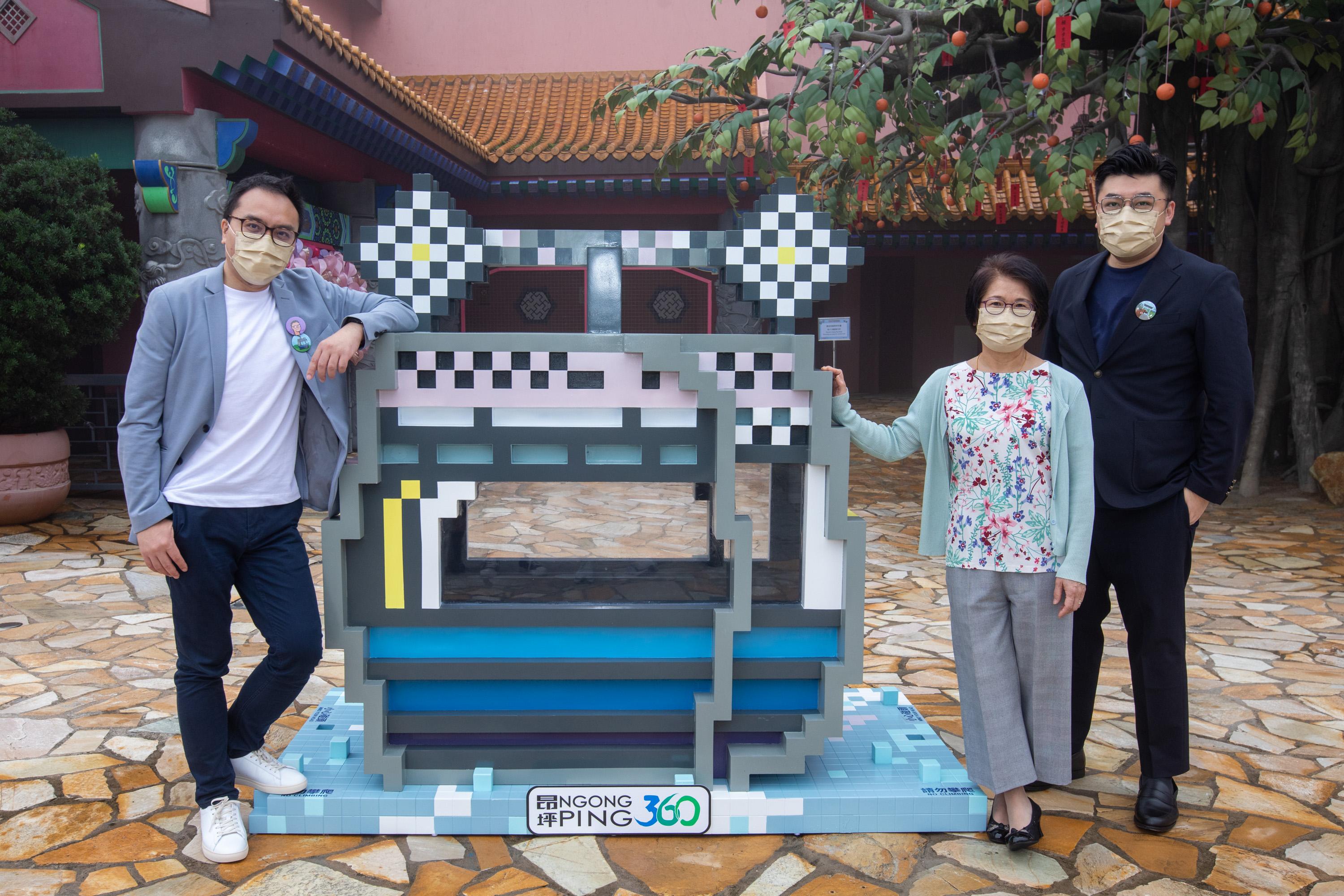 昂坪360董事總經理劉偉明先生(左一)、MMMeta 創辦人 袁振雄 (Kim)(右一)及香港盲人輔導會行政總裁譚靜儀女士(右二)