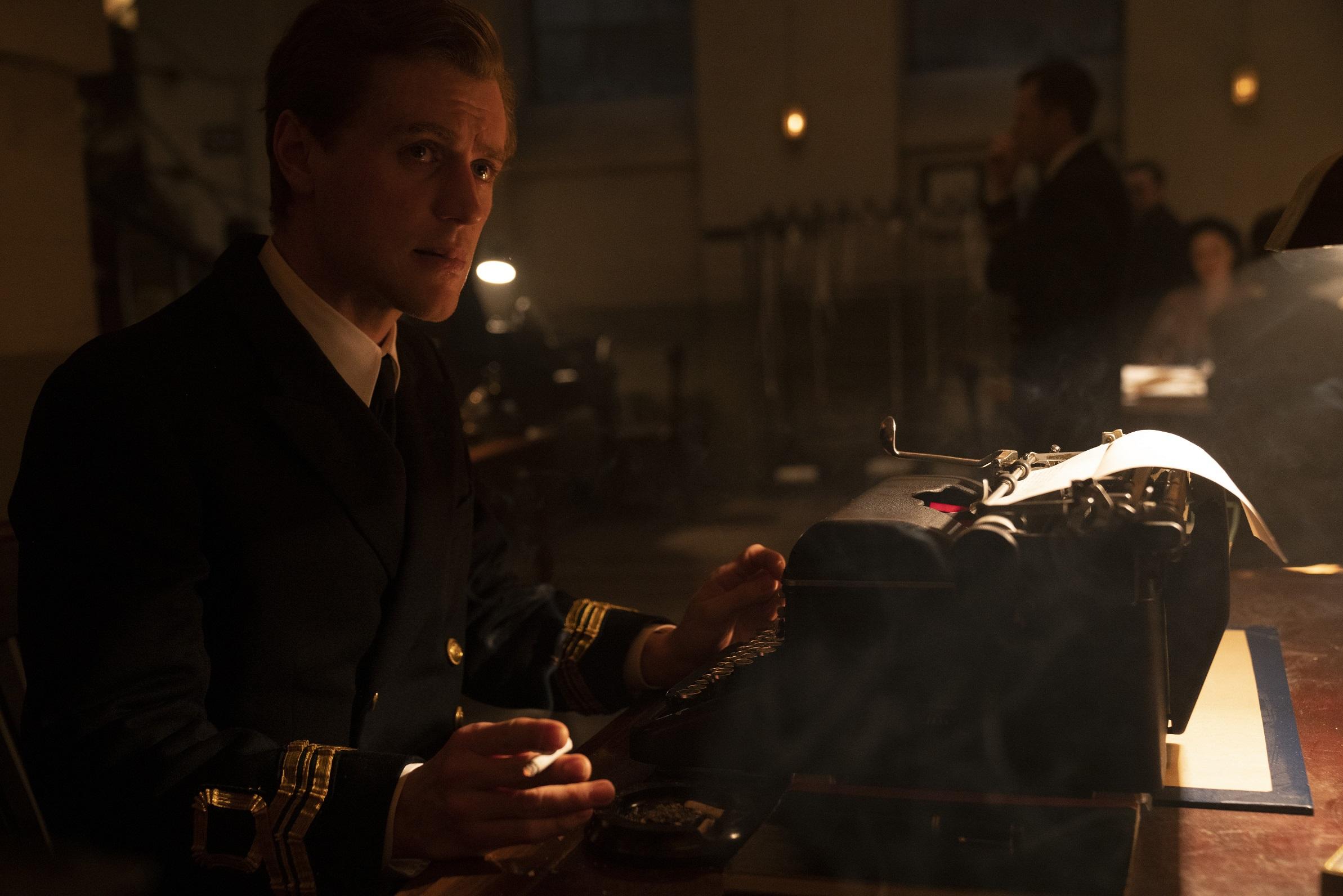 英國歌手尊尼芬寧演演「007之父」伊恩弗萊明,在電影中擔任紀錄和敘事者。