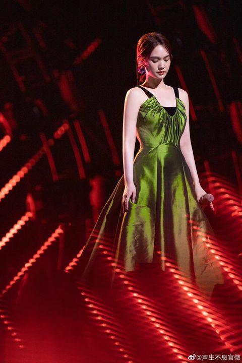 楊丞琳在節目中唱《越難越愛》。