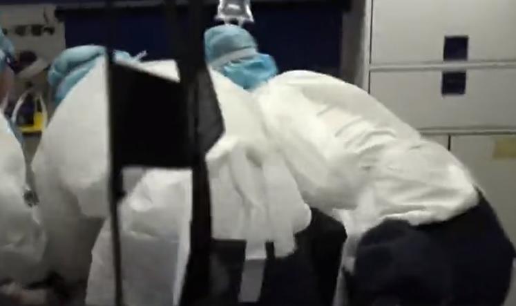 尖沙嘴地盤工爬上20米高天秤駕駛室後暈倒昏迷,送院不治。(電視截圖)