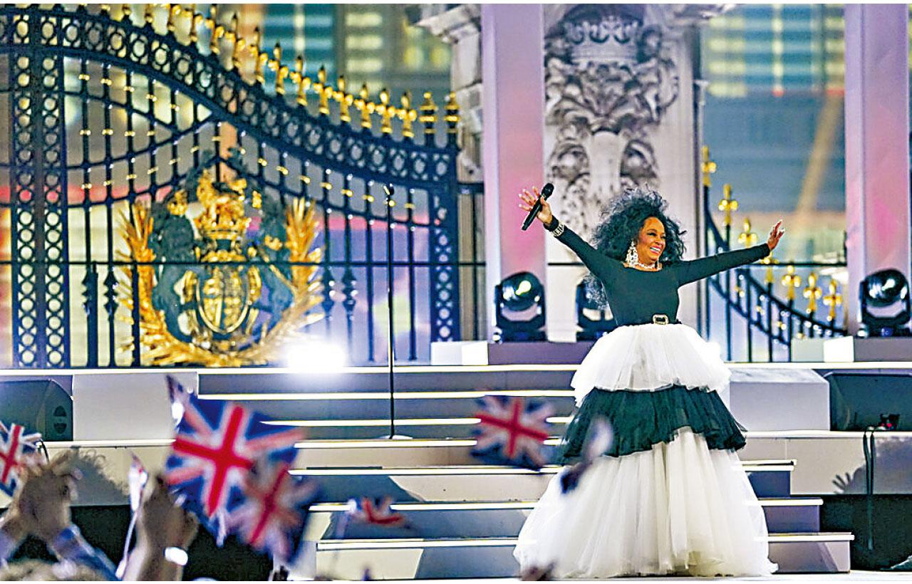 登基白金禧演唱會 英女王與柏靈頓熊搞笑揭序幕