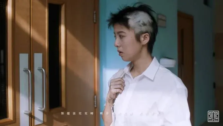 鍾雪瑩為《致明日的舞》MV剃頭。