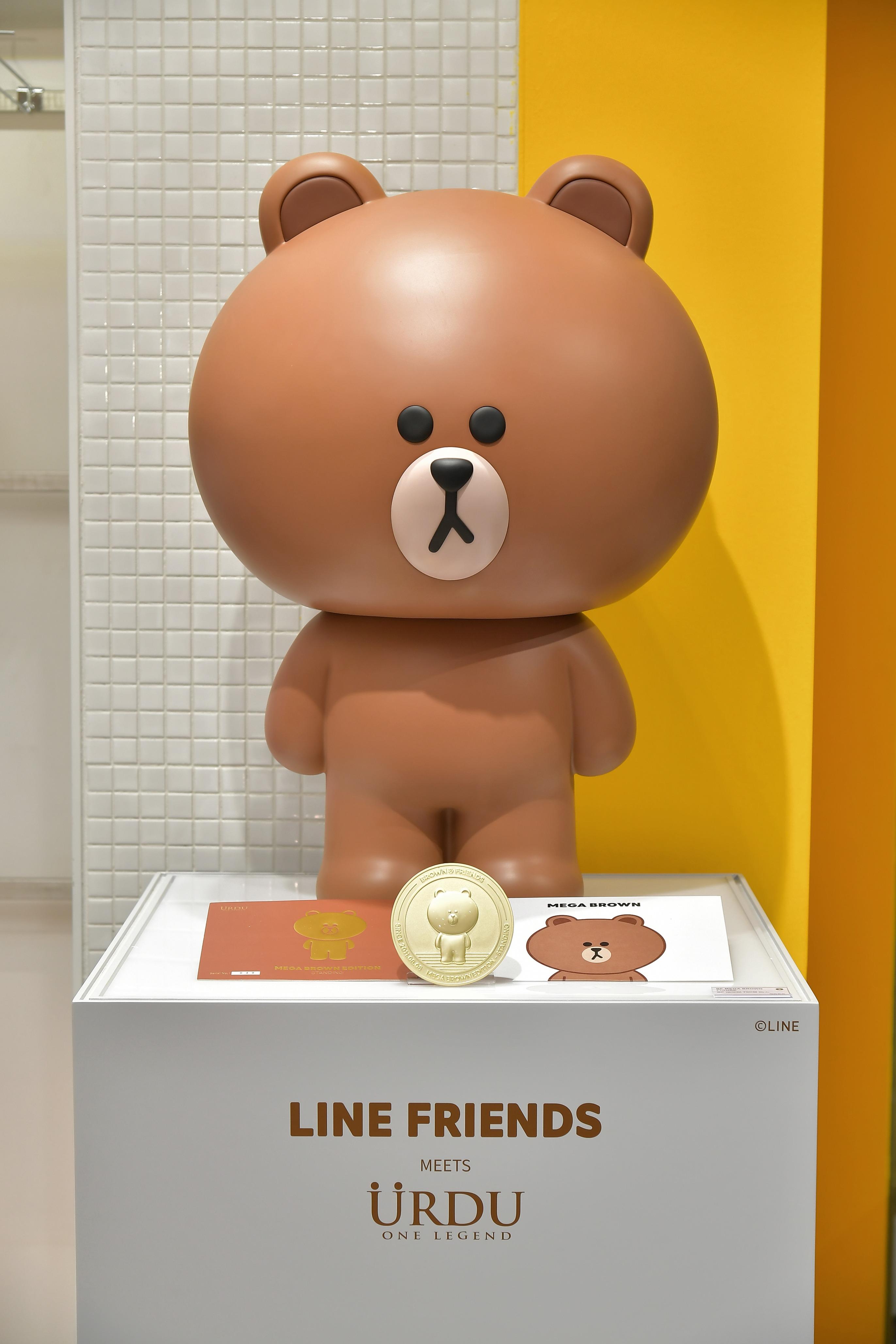 擺件同時包含10cm MEGA BROWN專屬浮雕紀念幣及獨立編號證明書。