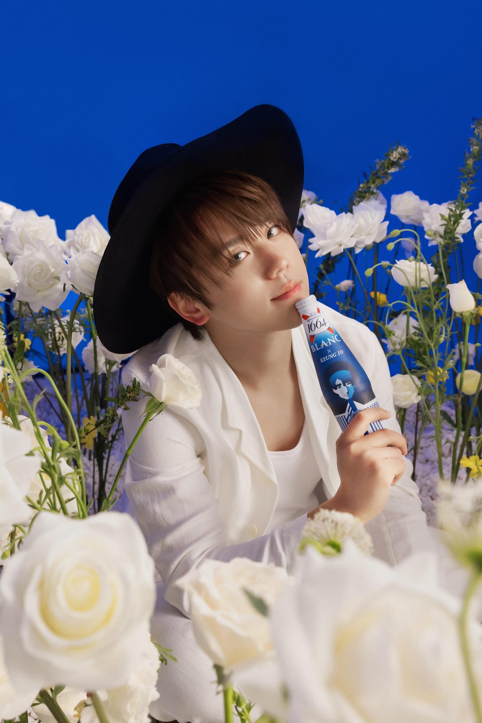 花海中的姜濤,浪漫寫意。