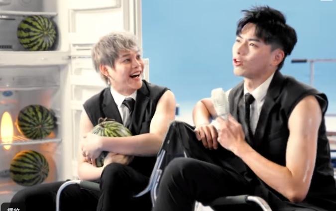 廣告開初看似是翻炒舊橋,19和保錡熱到要打開雪櫃門。