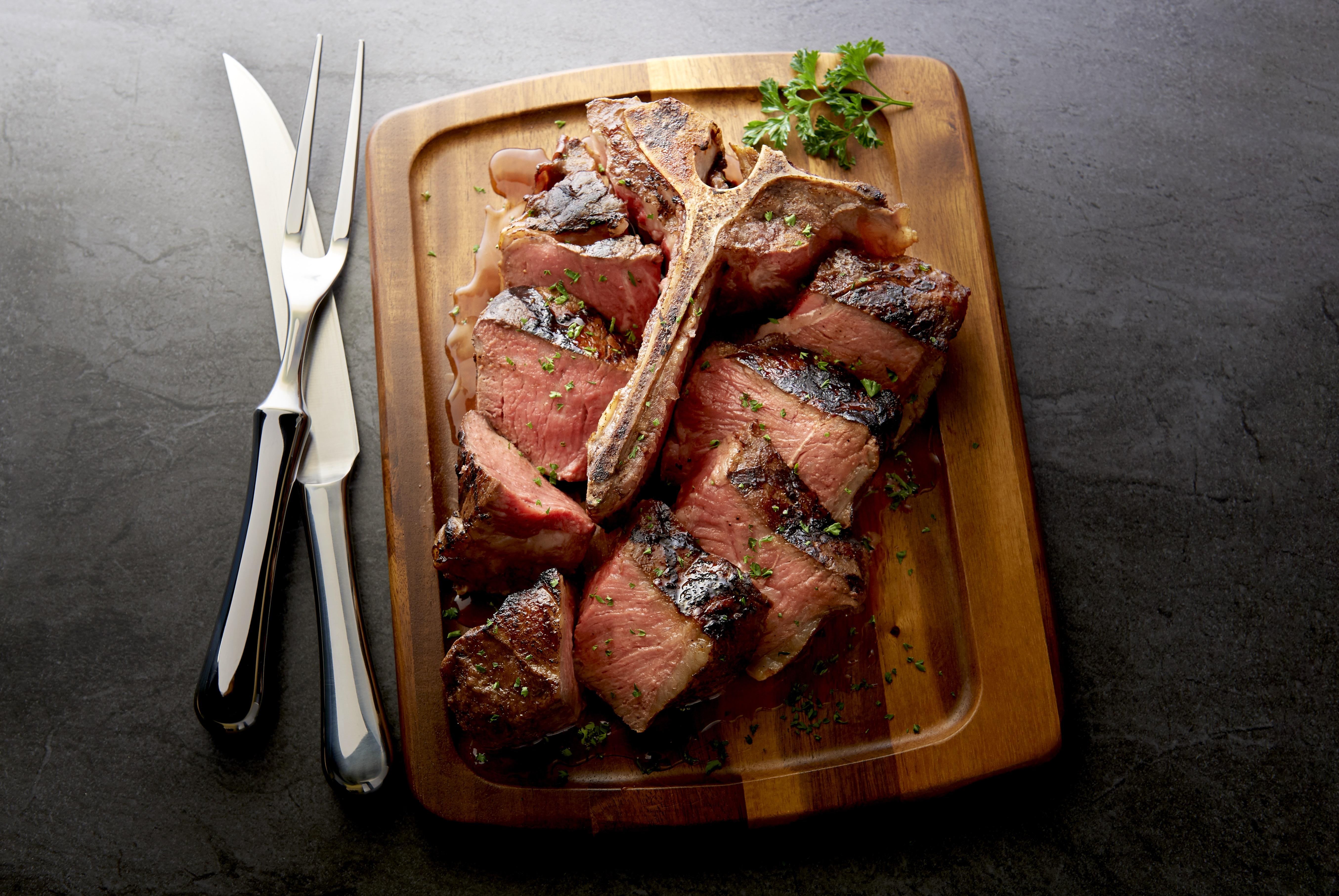 香港喜來登酒店Morton’s The Steakhouse推出父親節限定「牛扒龍蝦午市套餐」。