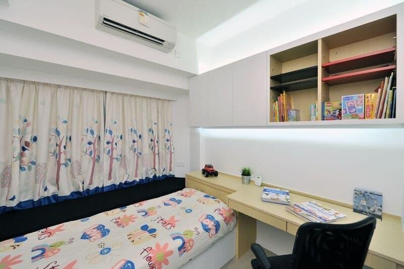 另一個睡房設有吊櫃和書枱,設計簡約實用。