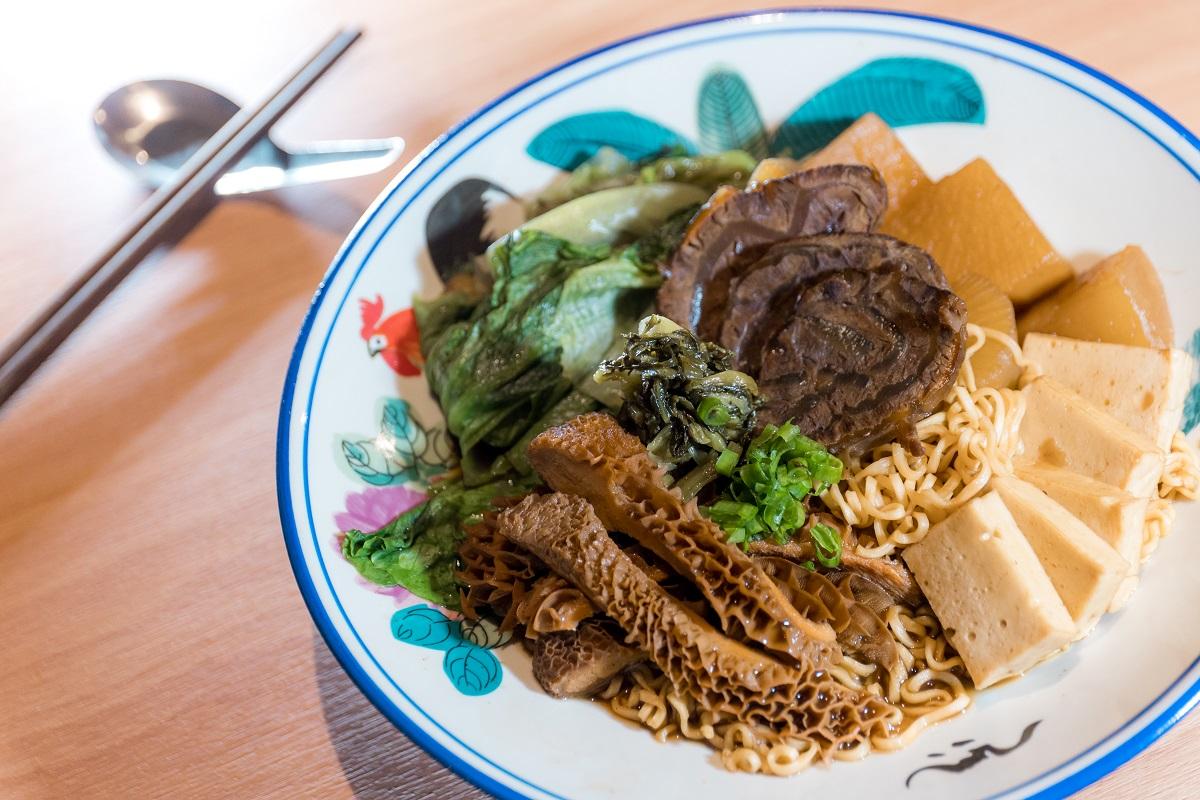 一碗齊備牛筋肉、蜂巢牛肚、百頁豆腐、白蘿蔔和唐生菜