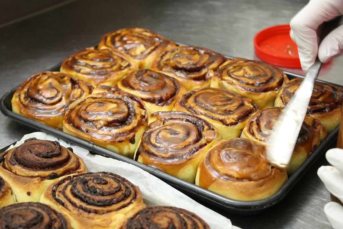 襯新鮮熱辣,快速在表面塗抹上一層自家製焦糖醬