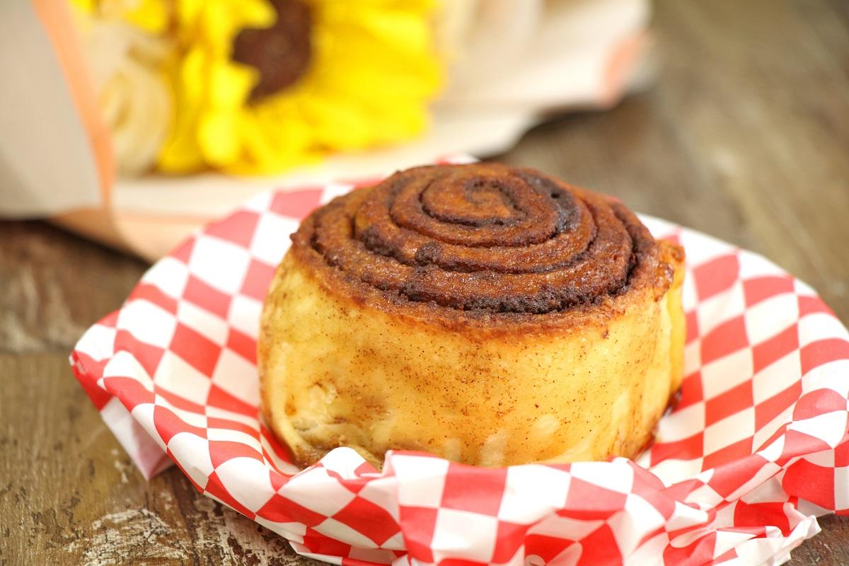 經典肉桂卷與黑糖肉桂淋醬($32)