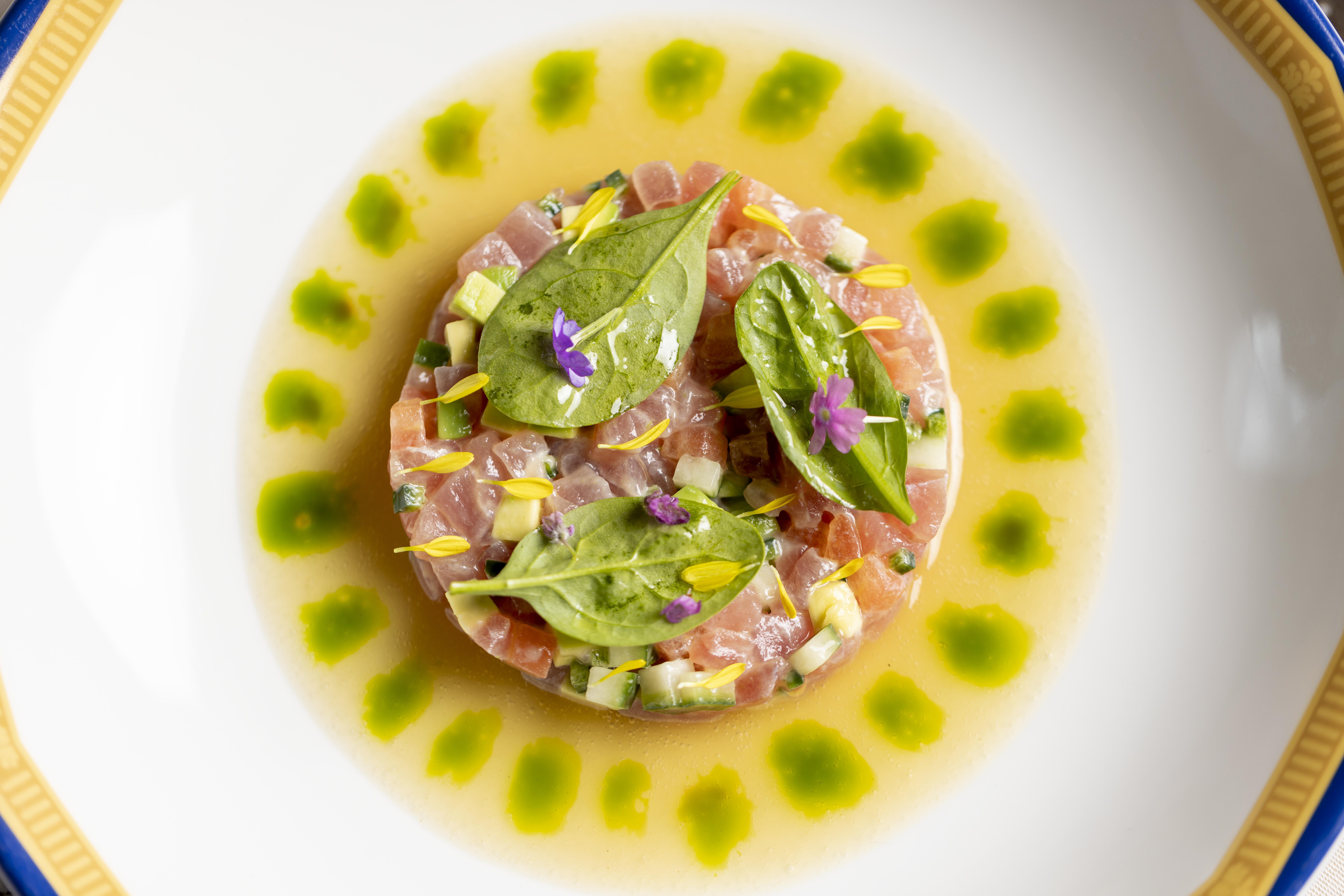 黃鰭吞拿魚配牛油果、青瓜、魚子青檸及墨西哥辣椒