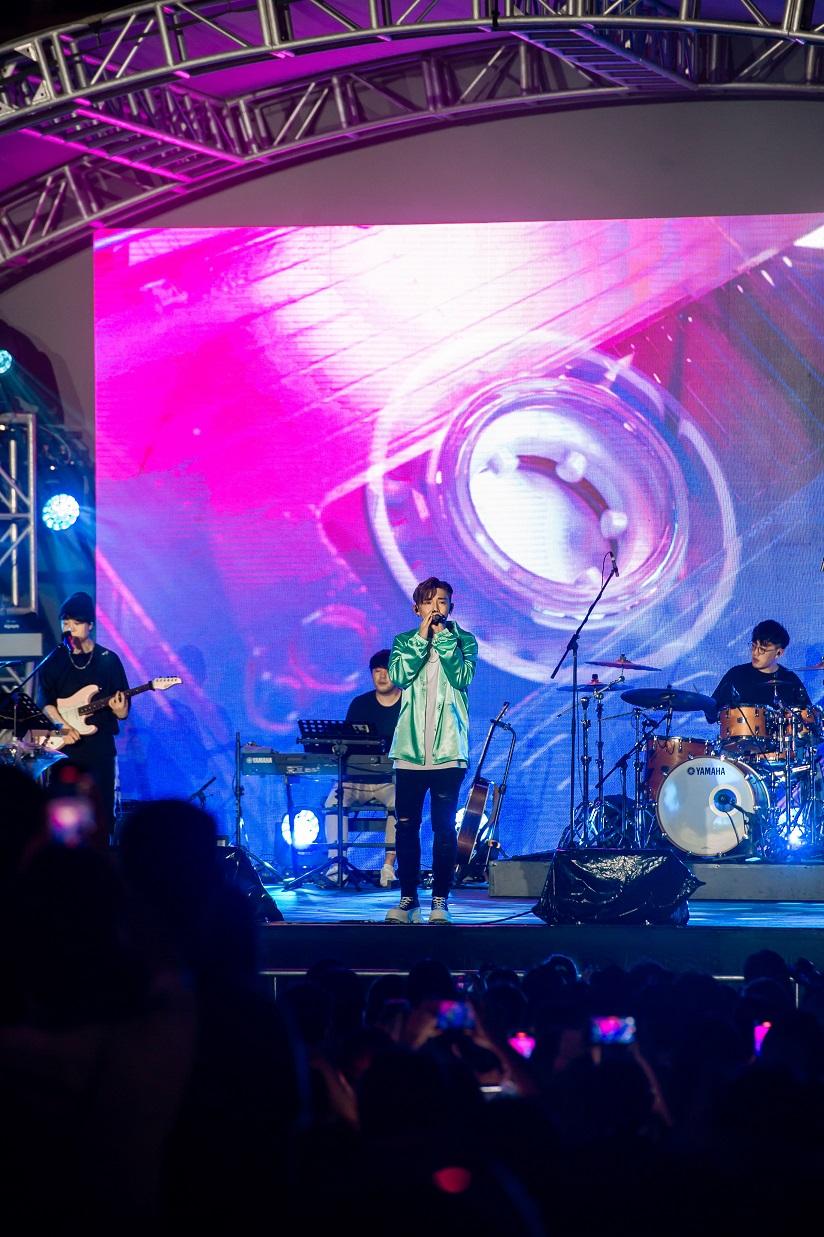 MC感激樂迷從餐廳的小舞台到如今的戶外場地,都一直支持他。