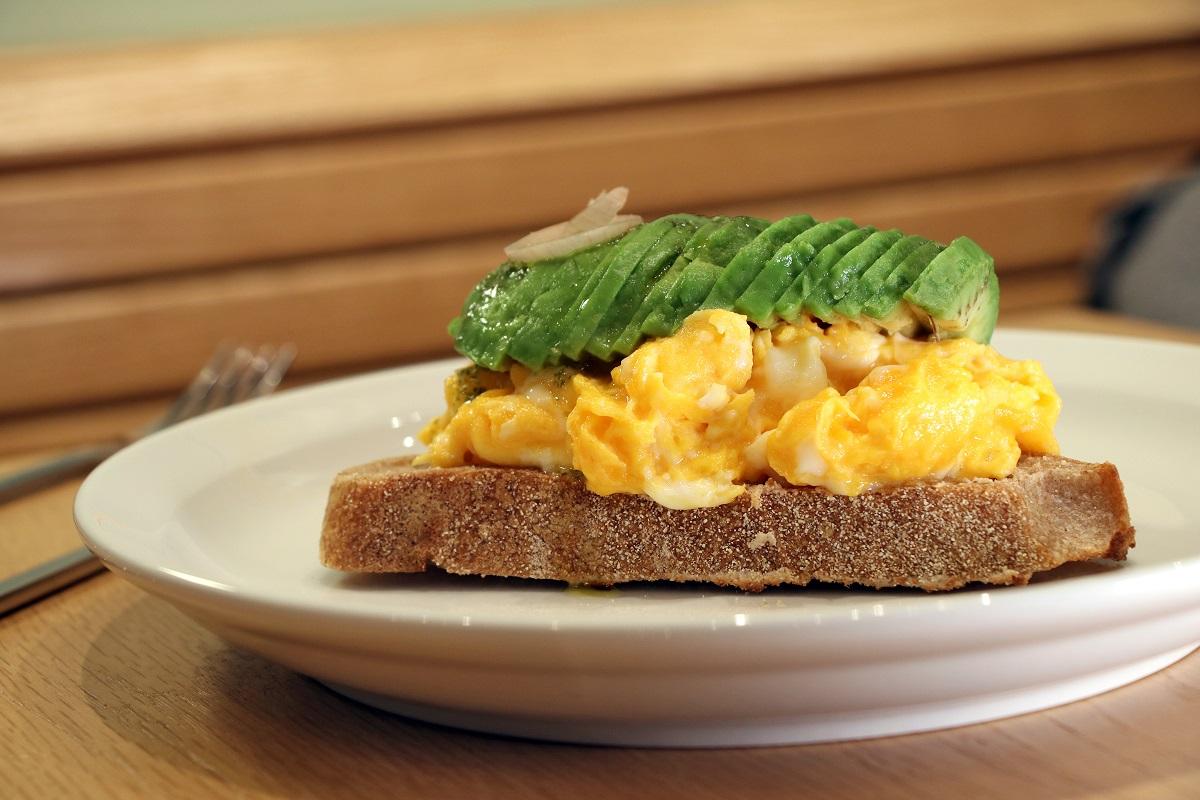 酸種吐司配炒蛋,牛油果,醃紅蔥,蒔蘿香蔥油 ($88)