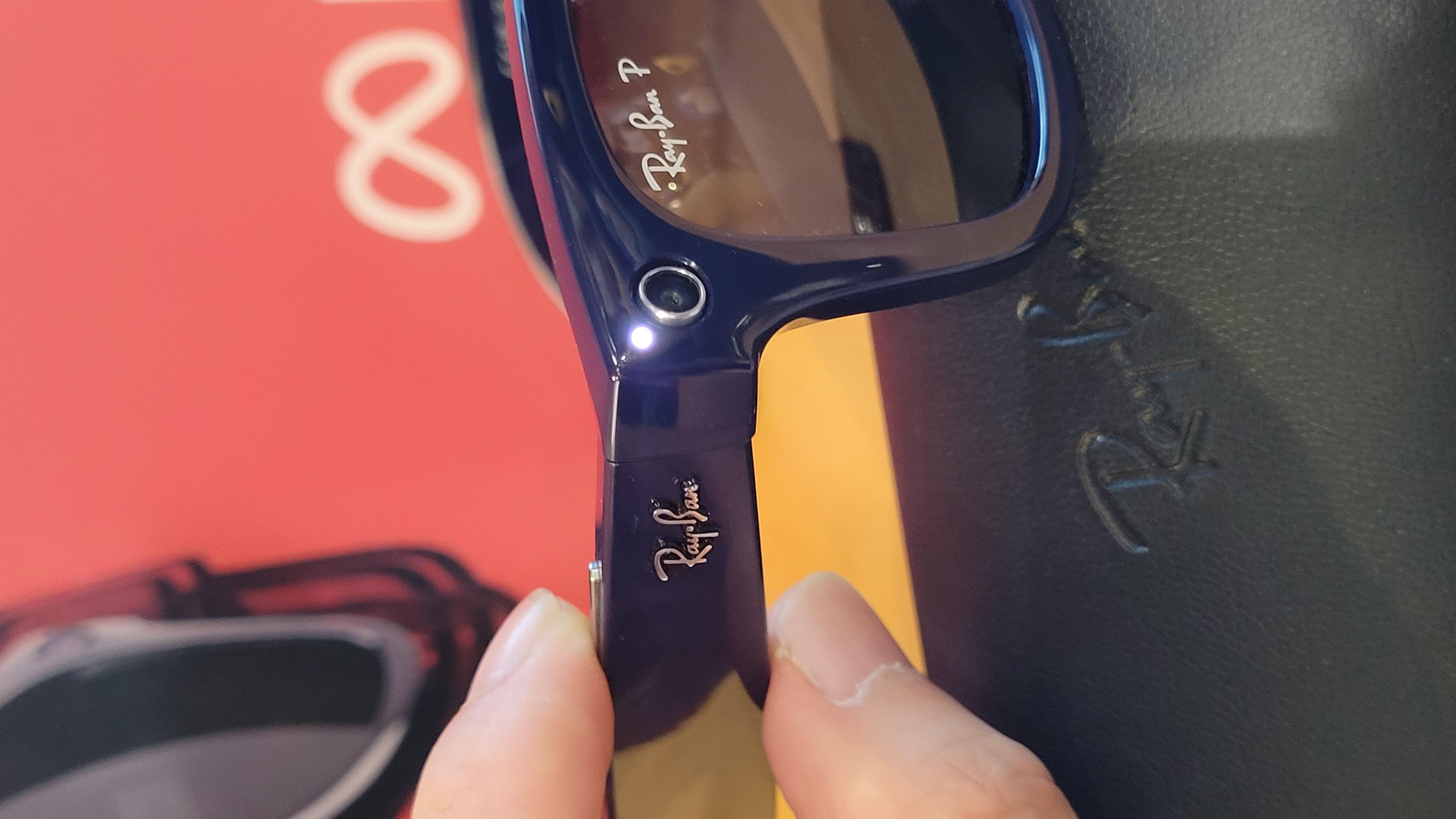 按下鏡臂鍵,便能啟動鏡頭攝錄功能。