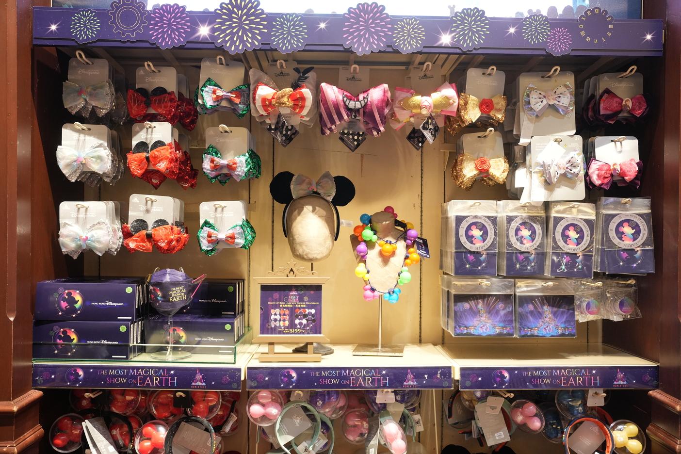 迪士尼推出一系列發光商品,包括米奇發光氣球頭箍。