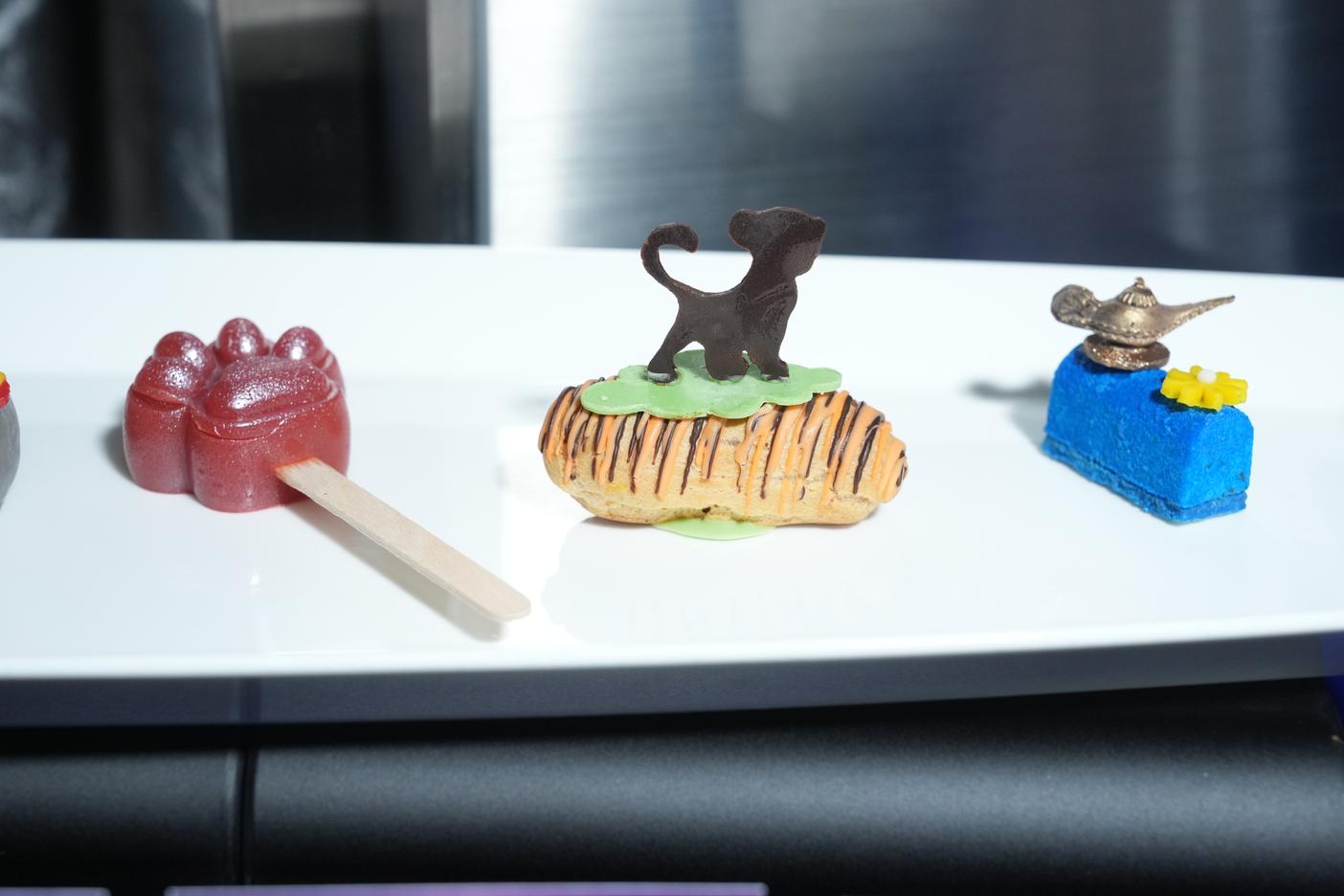 甜品自助餐以夜間城堡匯演出現的迪士尼角色為靈感。