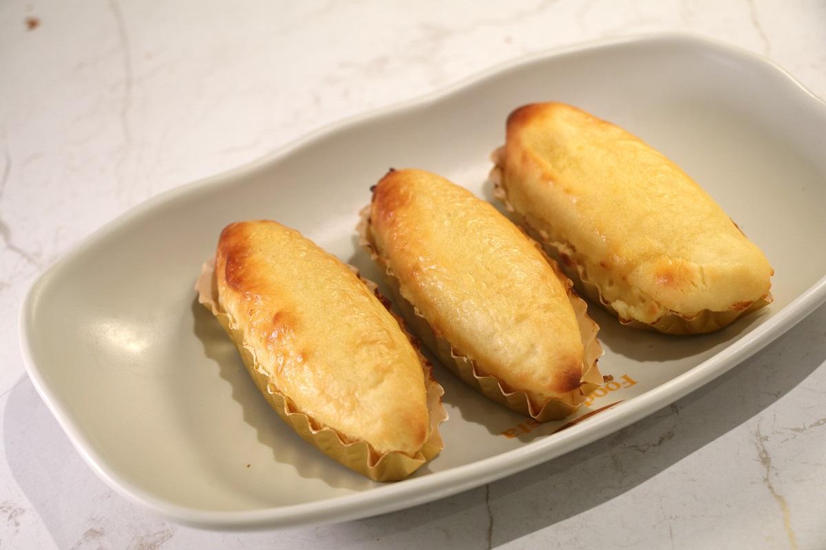 甜薯蛋糕($23),蛋糕色澤金黃,質感濕潤綿密