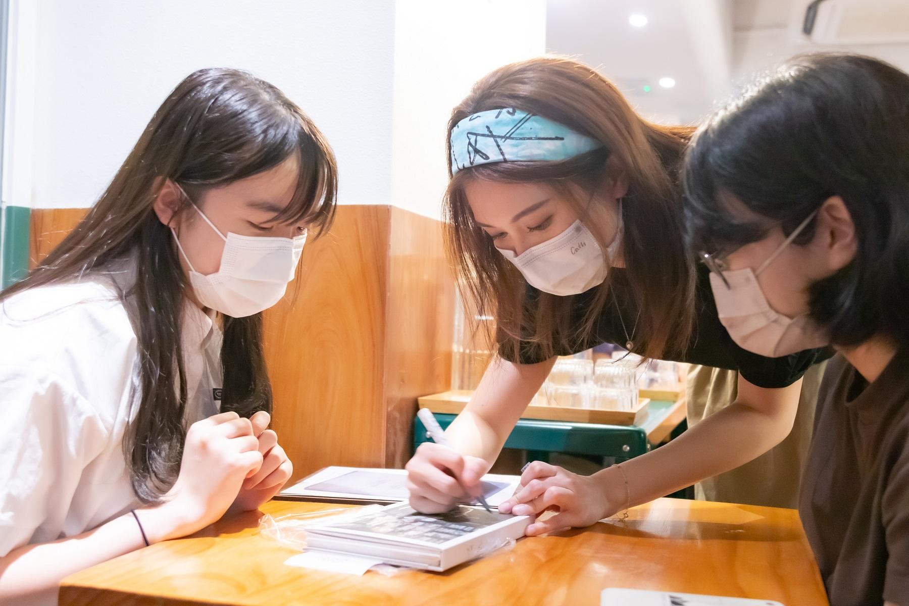 黃妍化身一日店長,吸引不少樂迷捧場。