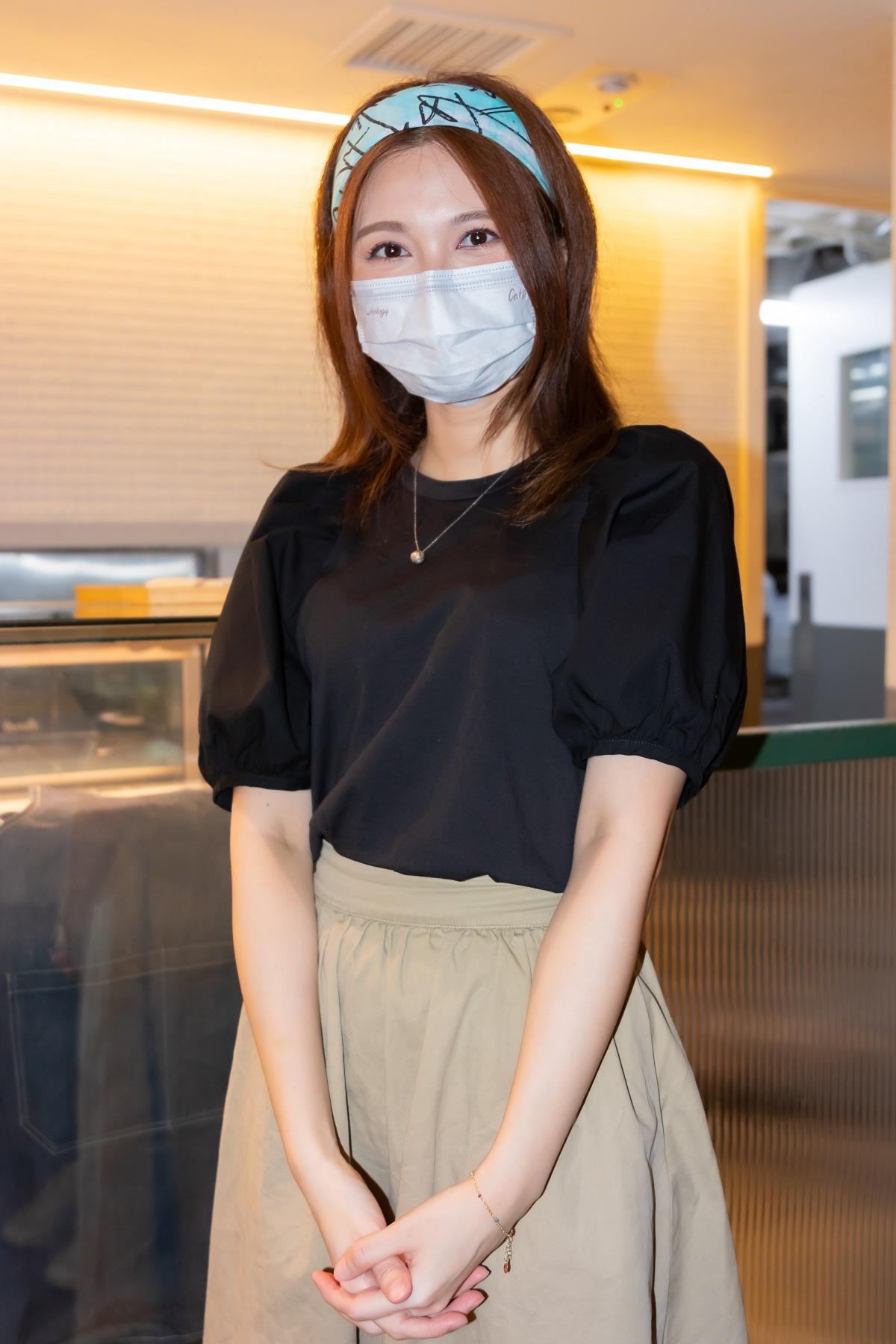 黃妍化身一日店長,展開《Pain Outside the Boxes》新歌宣傳活動。