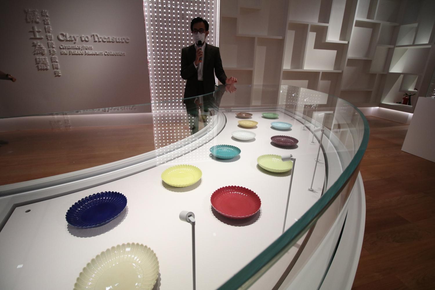 各色釉菊花式盤 清雍正(1723-1735年)