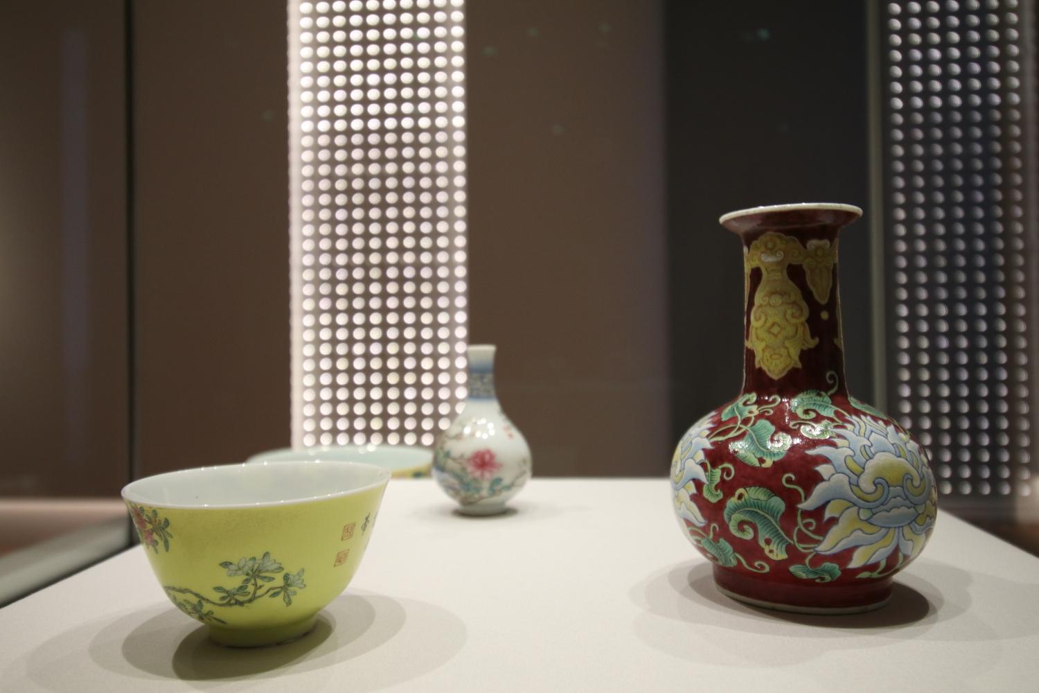 折胭脂紫地琺瑯彩折枝蓮紋瓶 清康熙(1662-1722年)