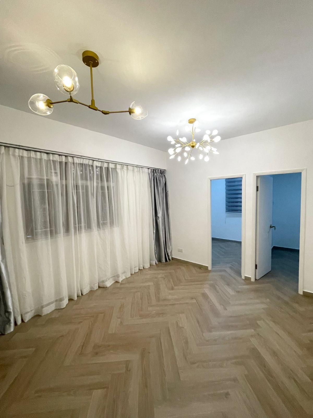 單位為眼鏡房設計,間隔實用見使,樓底亦高,感覺開揚不侷促。