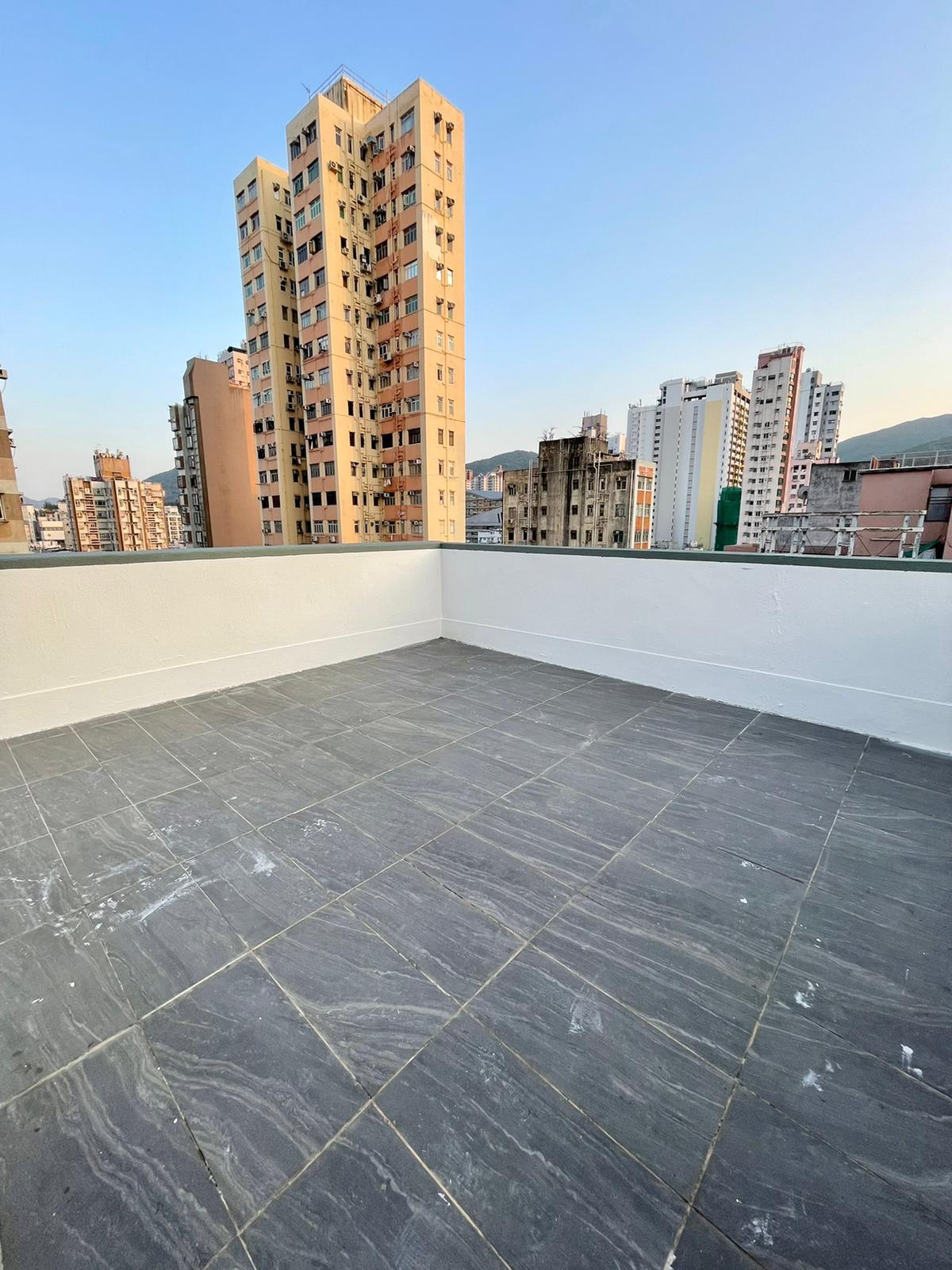 天台面積有250方呎,空間大之餘,裝修亦美觀。