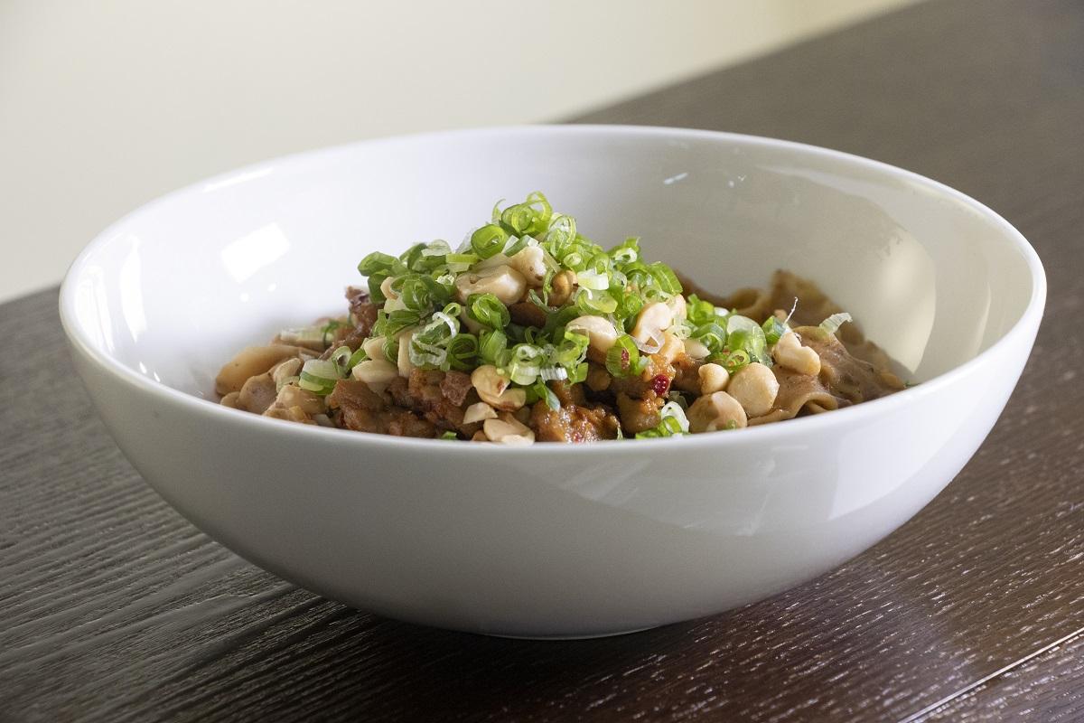 波浪麵配乾煸辣肉燥,椒麻擔擔醬,香酥脆花生,蔥($78)