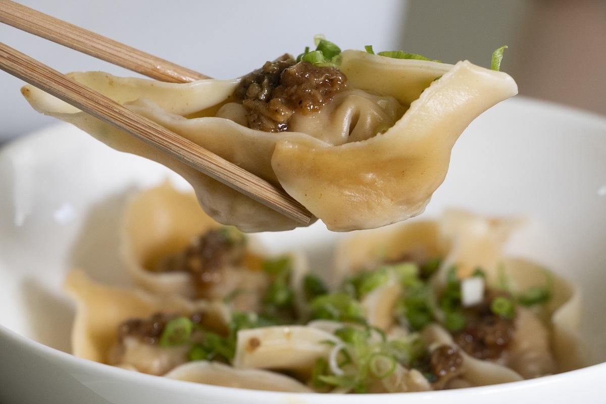 內餡用雞腿肉和切得幼碎的雞軟骨,拌入自製辣醬,麻香辣兼備