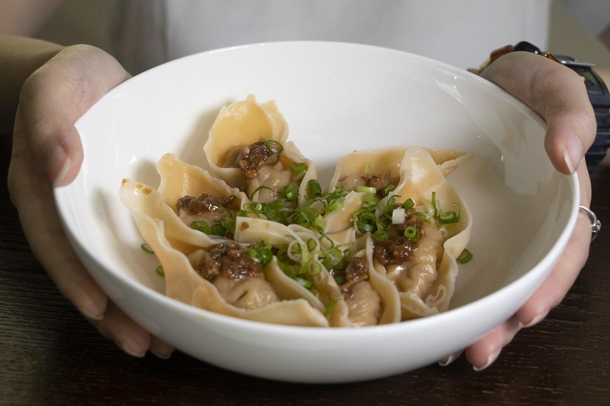 麻辣雞軟骨雞肉抄手配自家煉製紅油和蔥($68)