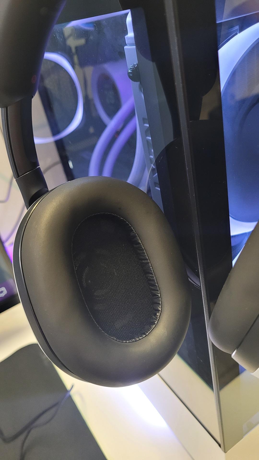 耳墊的形狀通過優化與玩家頭部側面的接觸,有效減少玩家耳朵的壓力。