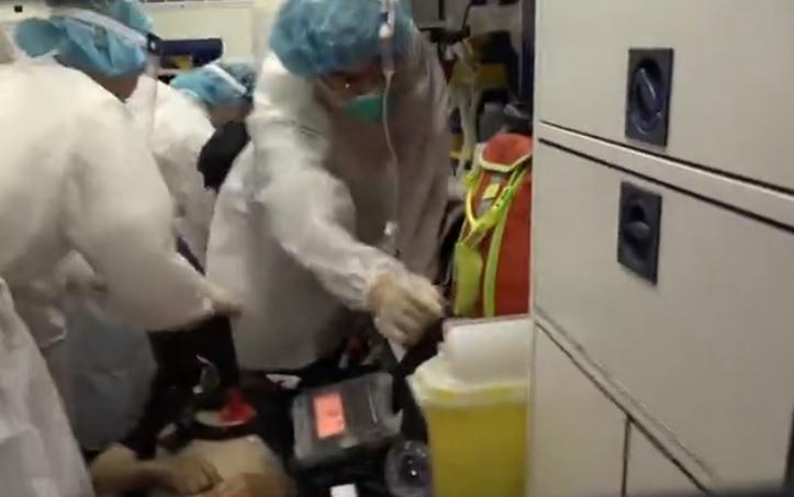 尖沙嘴地盤工爬上20米高天秤駕駛室後暈倒昏迷,送院不治。(電視截圖)