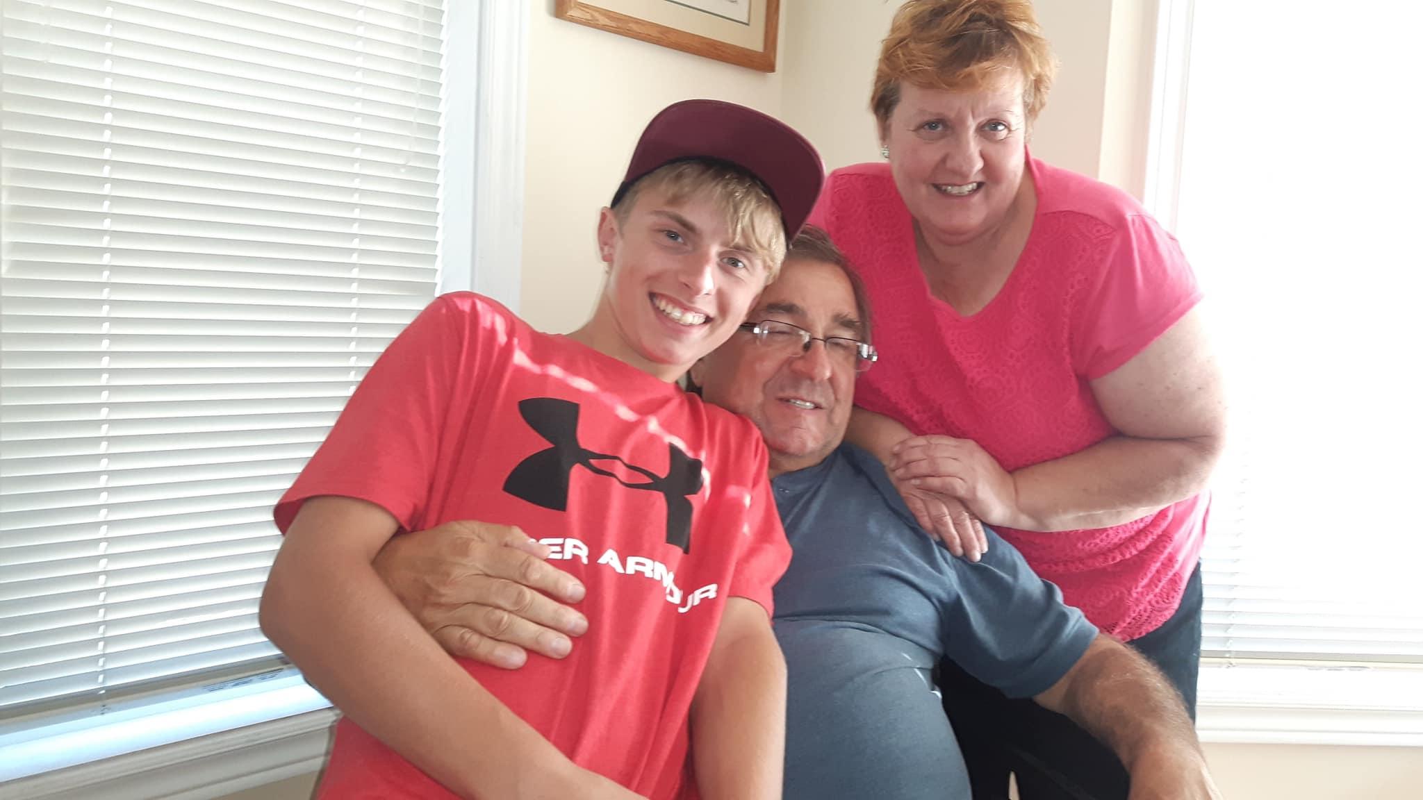 生病前的Coulan(左)是一名陽光少年。(互聯網)